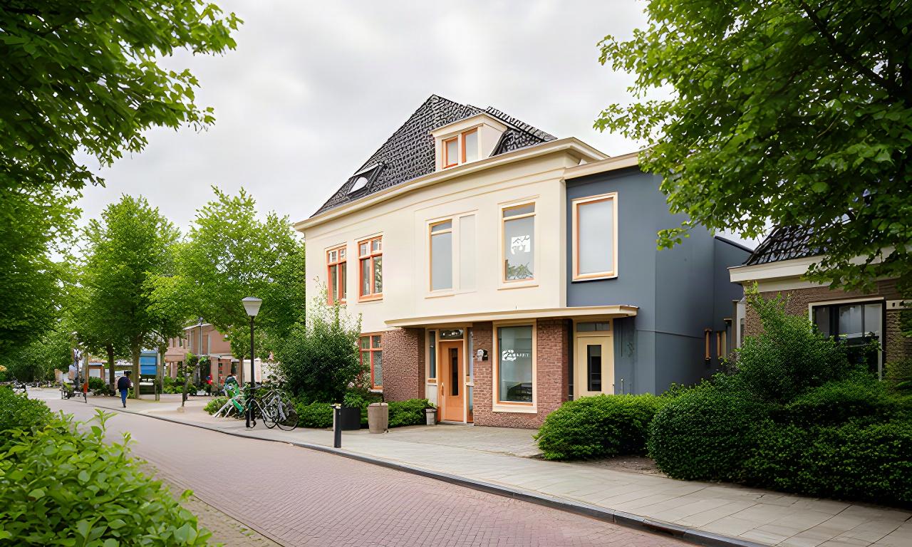 Kantoor van Nieuwveen Groei aan het Lisserpad met groen straatbeeld in Nieuw-Vennep